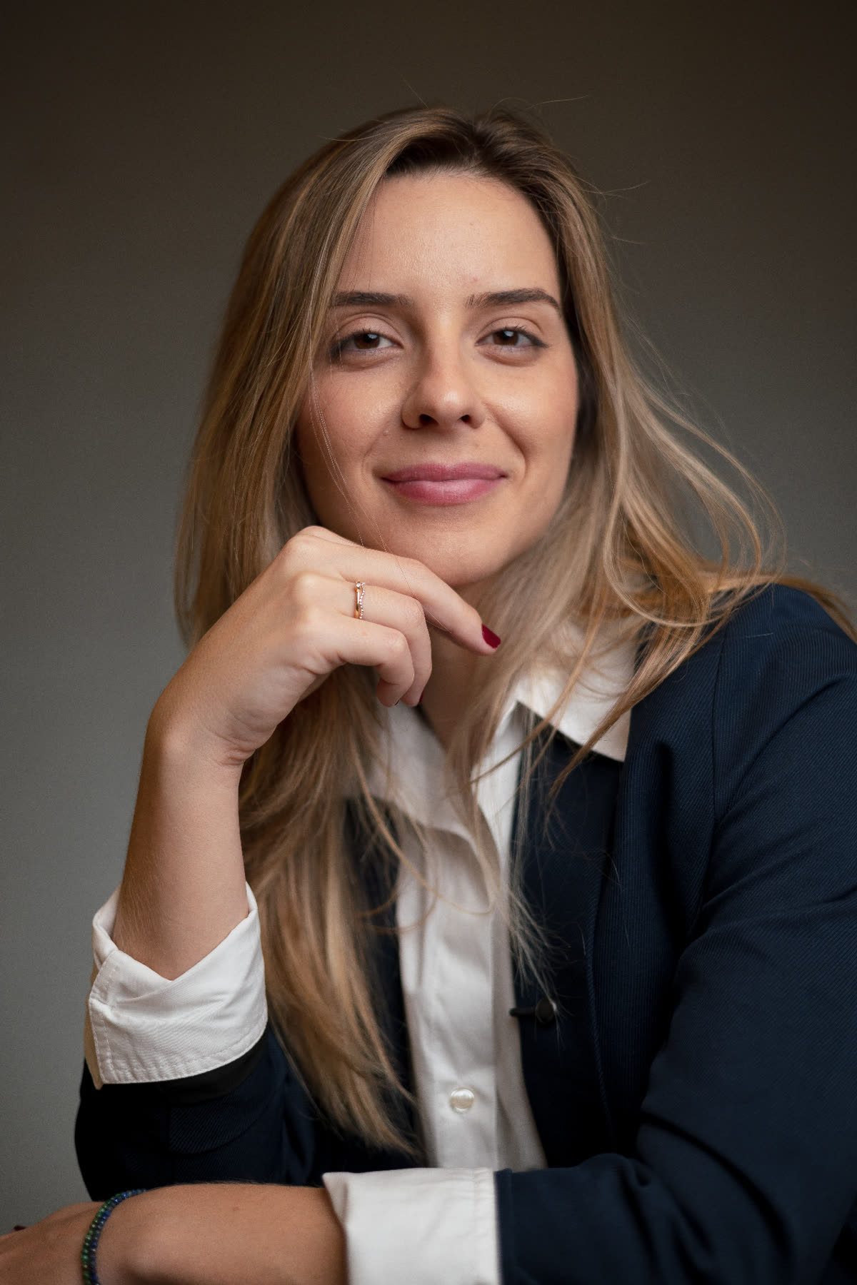 Retrato da Dra. Luiza Mello, médica oftalmologista em Brasília (CRM-DF 24734)